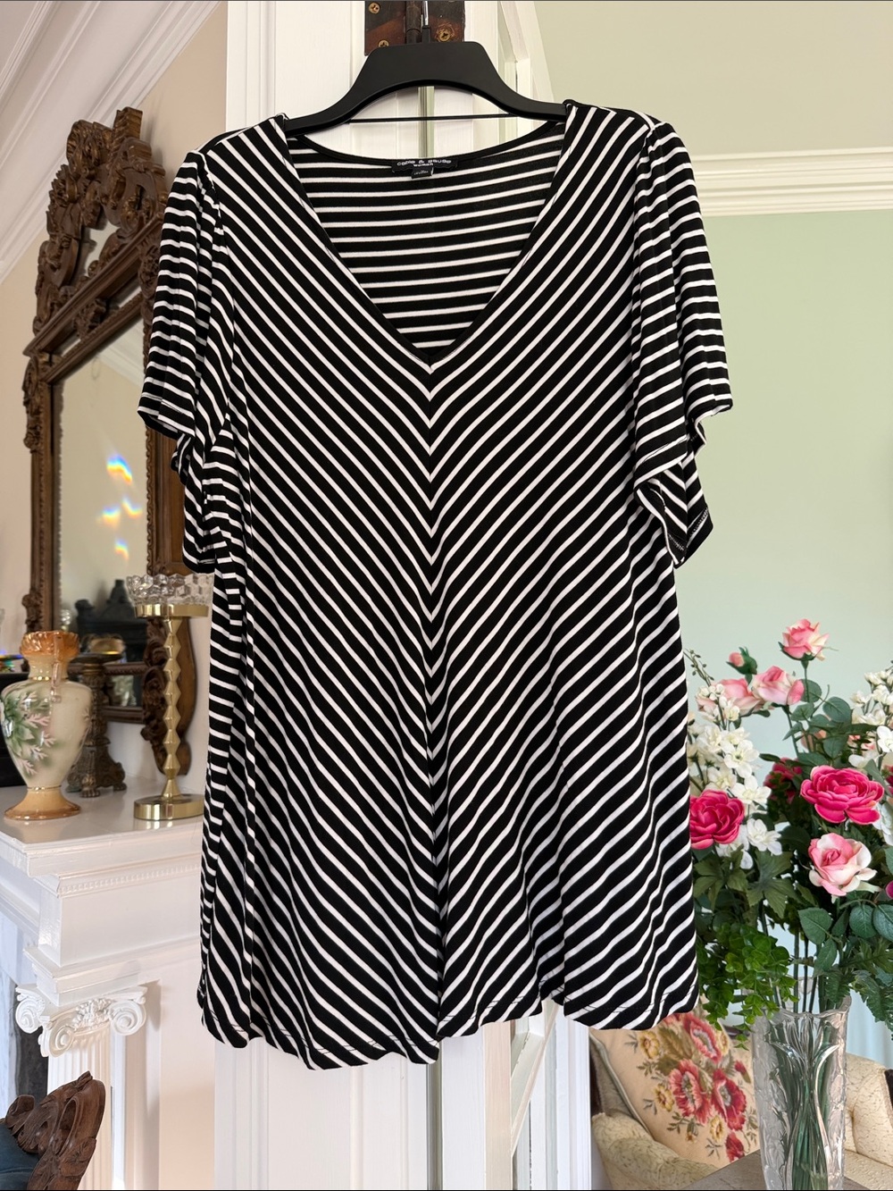 Cable & Gage Black & White Chevron Striped V-Neck Women's Top, size XL